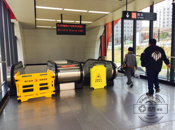 地铁繁荣路站扶梯维修暂停使用 提醒乘客可使
